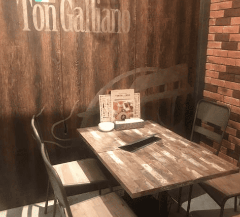 トン・ガリアーノ店内