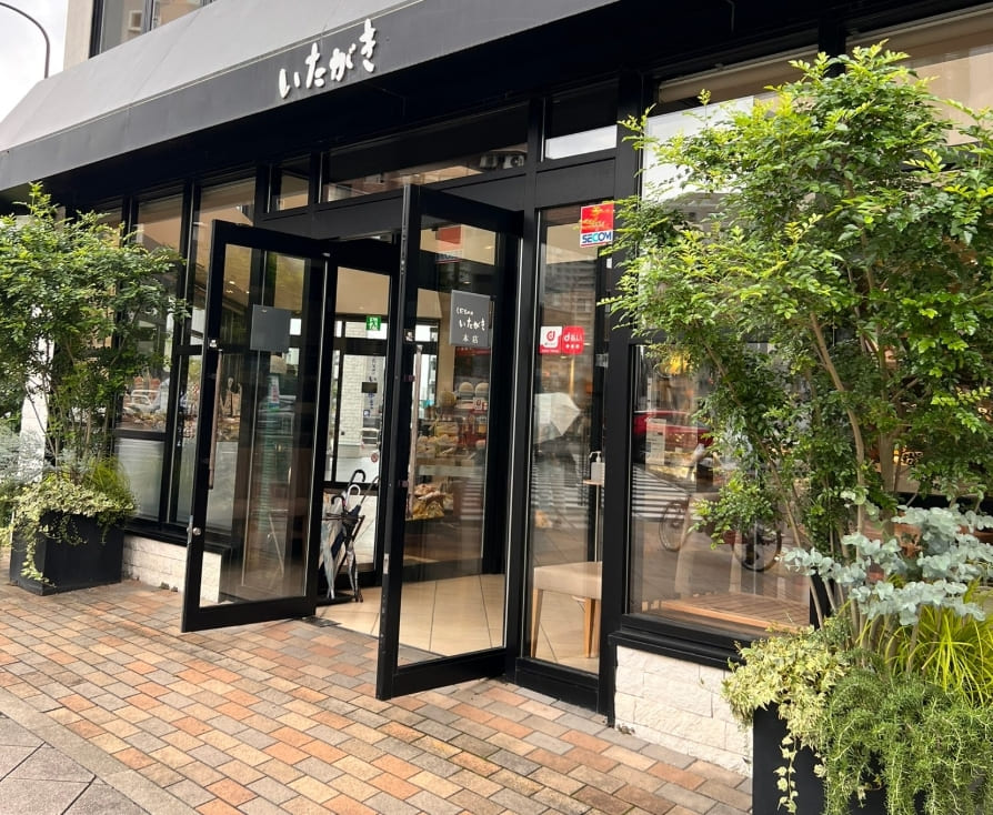 いたがき本店入口