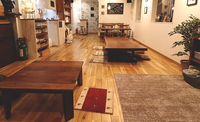 コトコト　足を伸ばせる席